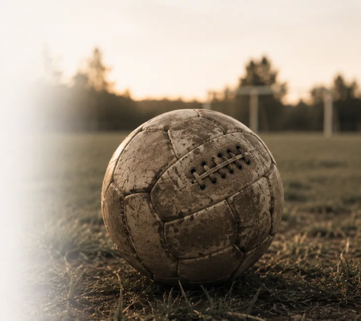Balón clásico sobre un campo de fútbol